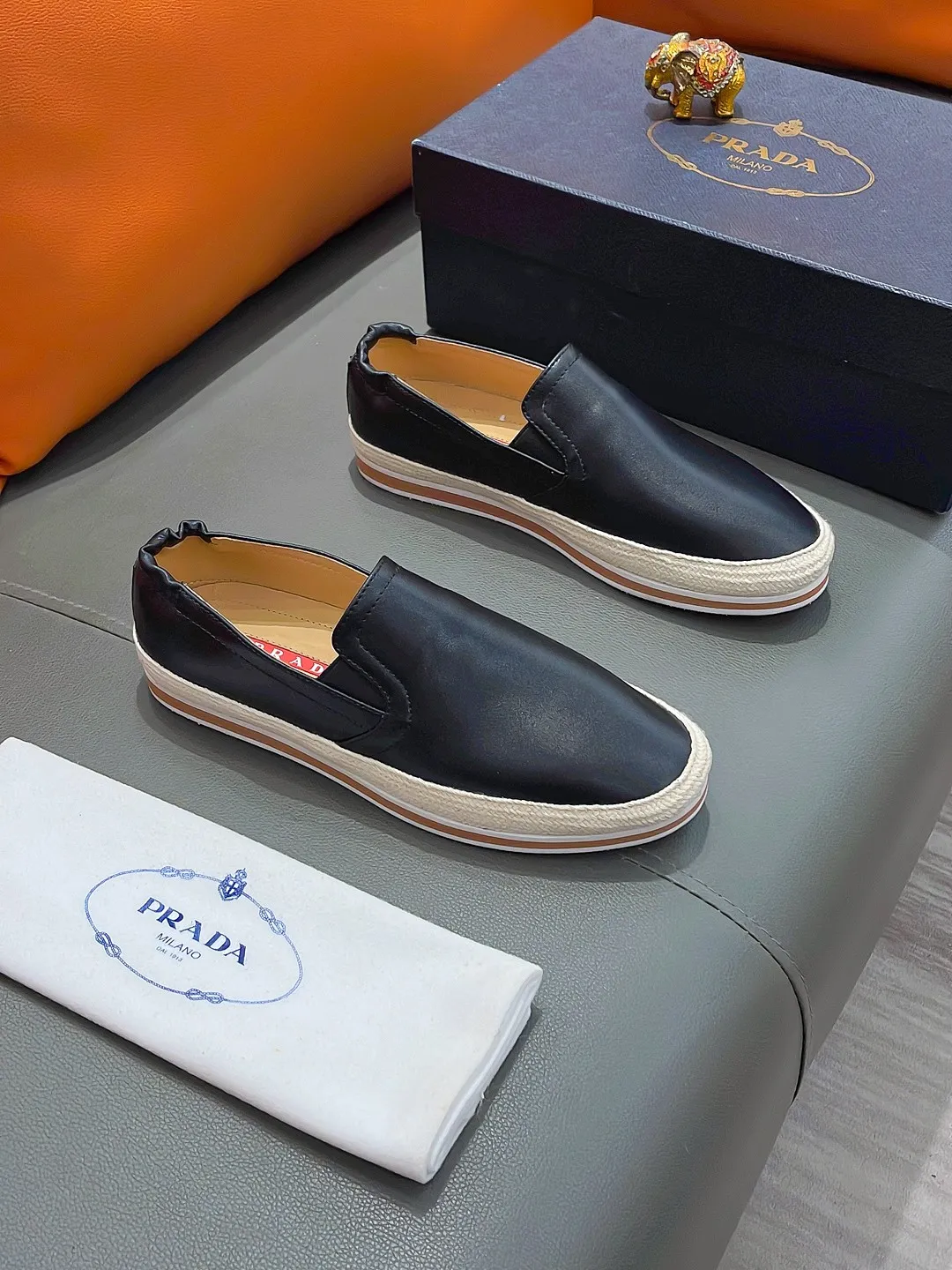 Men's shoes PRADA "Prada" P420 Regular size: 38-44 (slip-on shoes) Product materials: Selected cowhide upper, soft sheepskin foot pads, original factory special outsole.